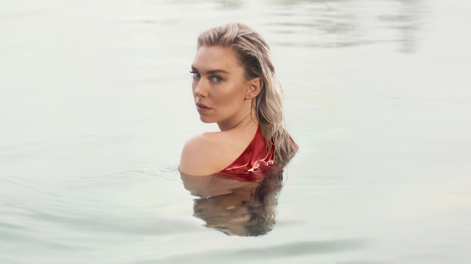 Красивая блондинка актриса Ванесса Кирби в воде