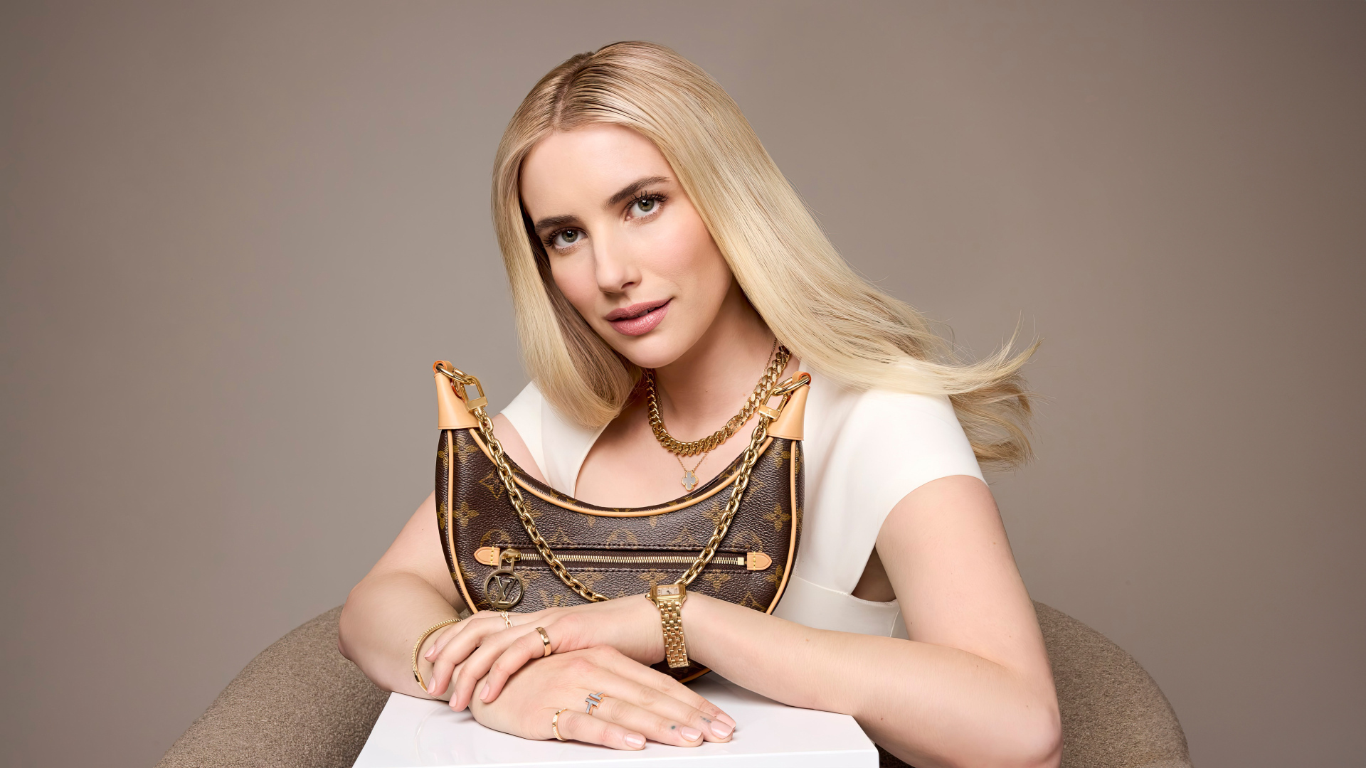 Красивая девушка блондинка, актриса Эмма Робертс с  сумочкой