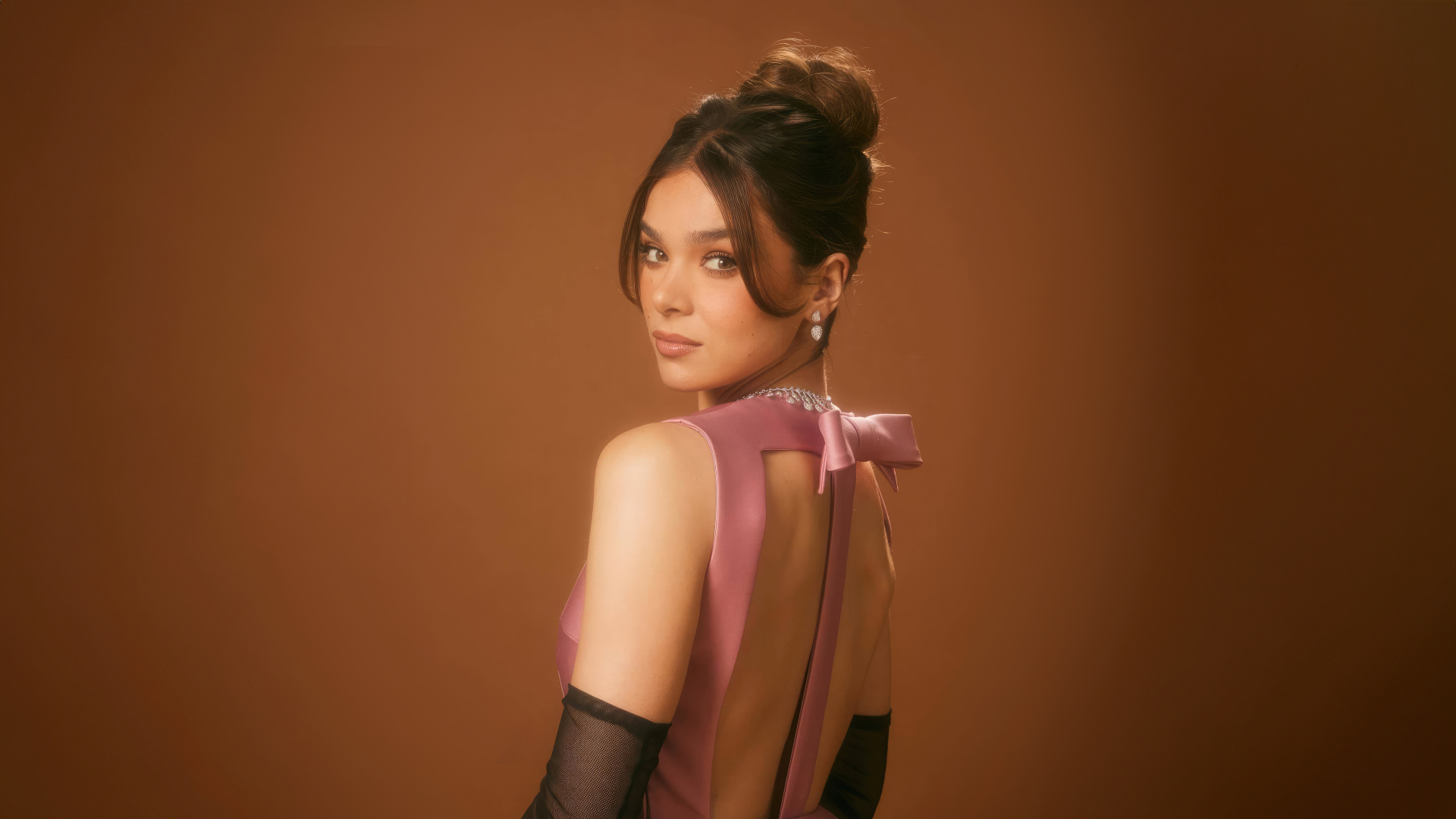 Красивая девушка актриса Хейли Стейнфилд с прической на голове