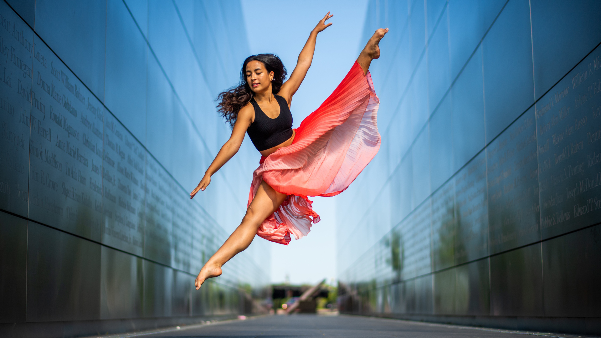 Красивая девушка делает красивый прыжок 