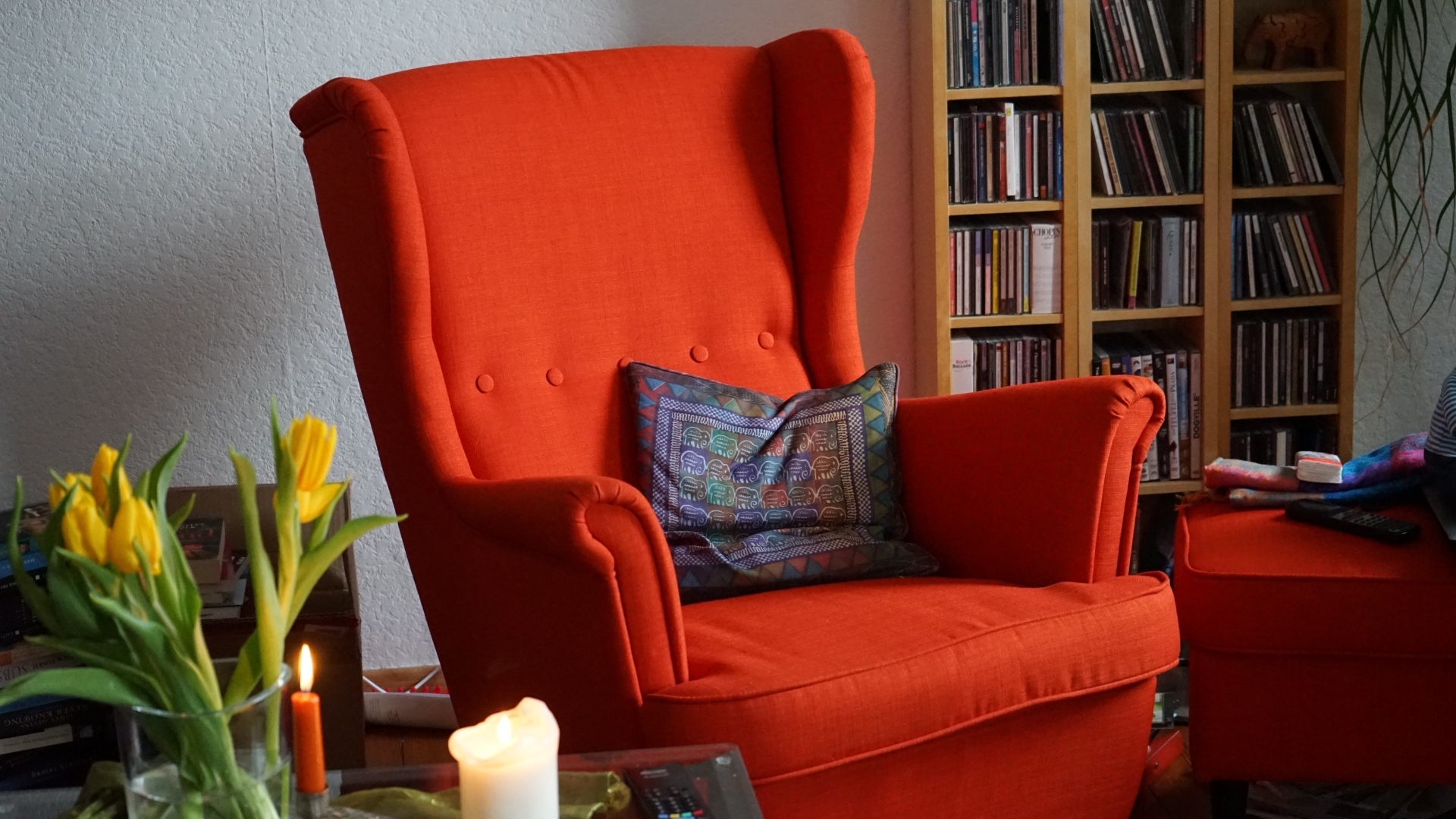 Большое красное кресло в комнате