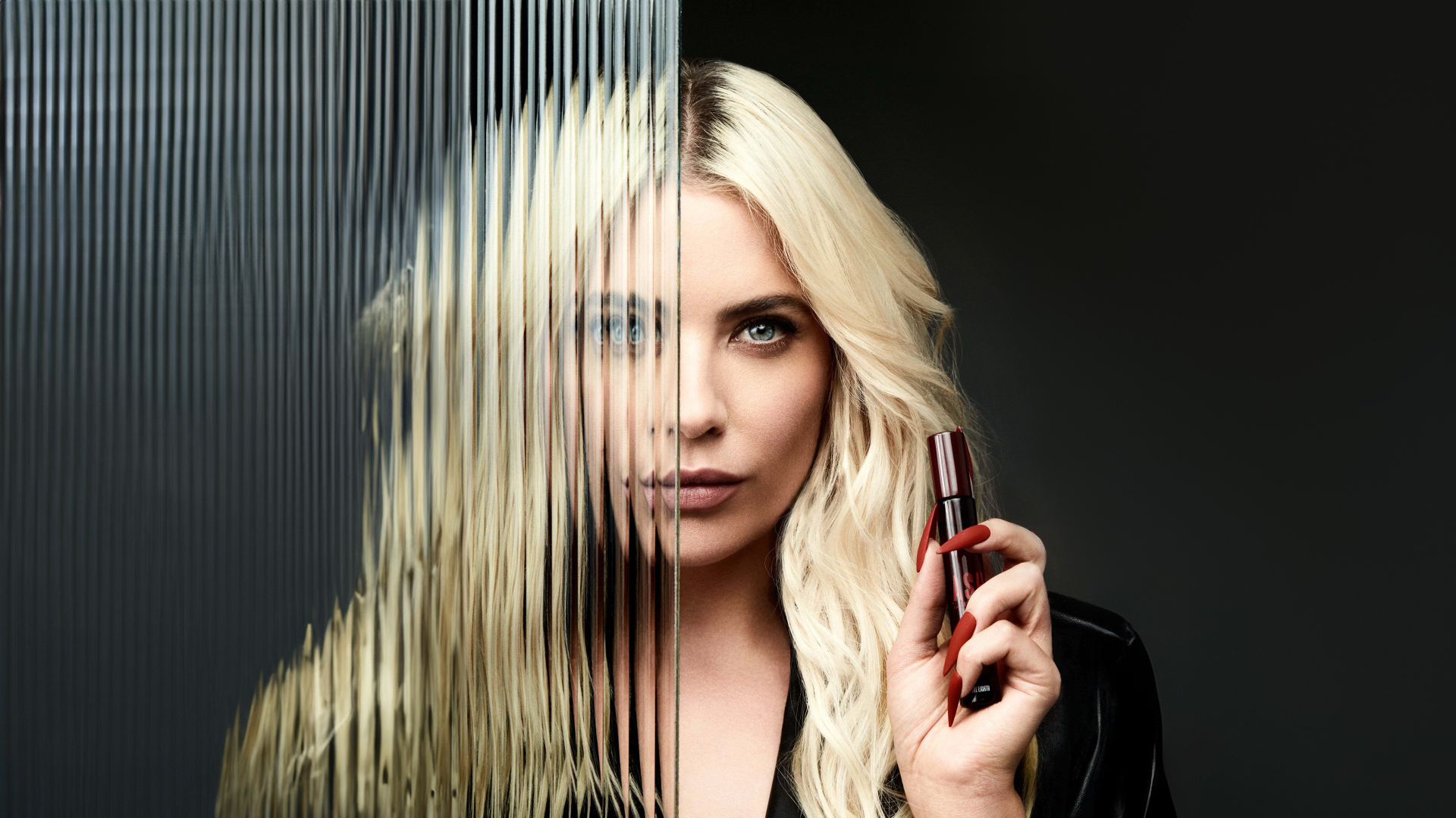 Блондинка Эшли Бенсон стоит за стеклом