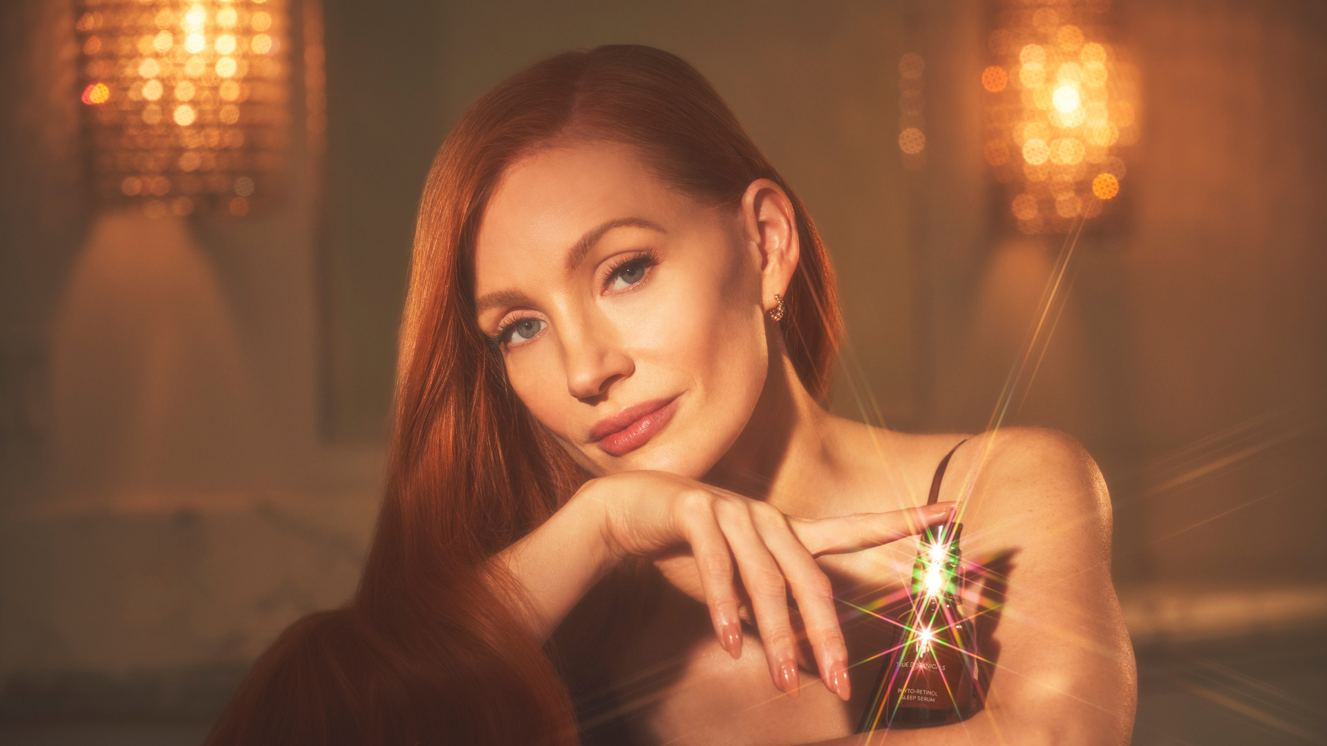 Яркая рыжеволосая девушка актриса Джессика Честейн