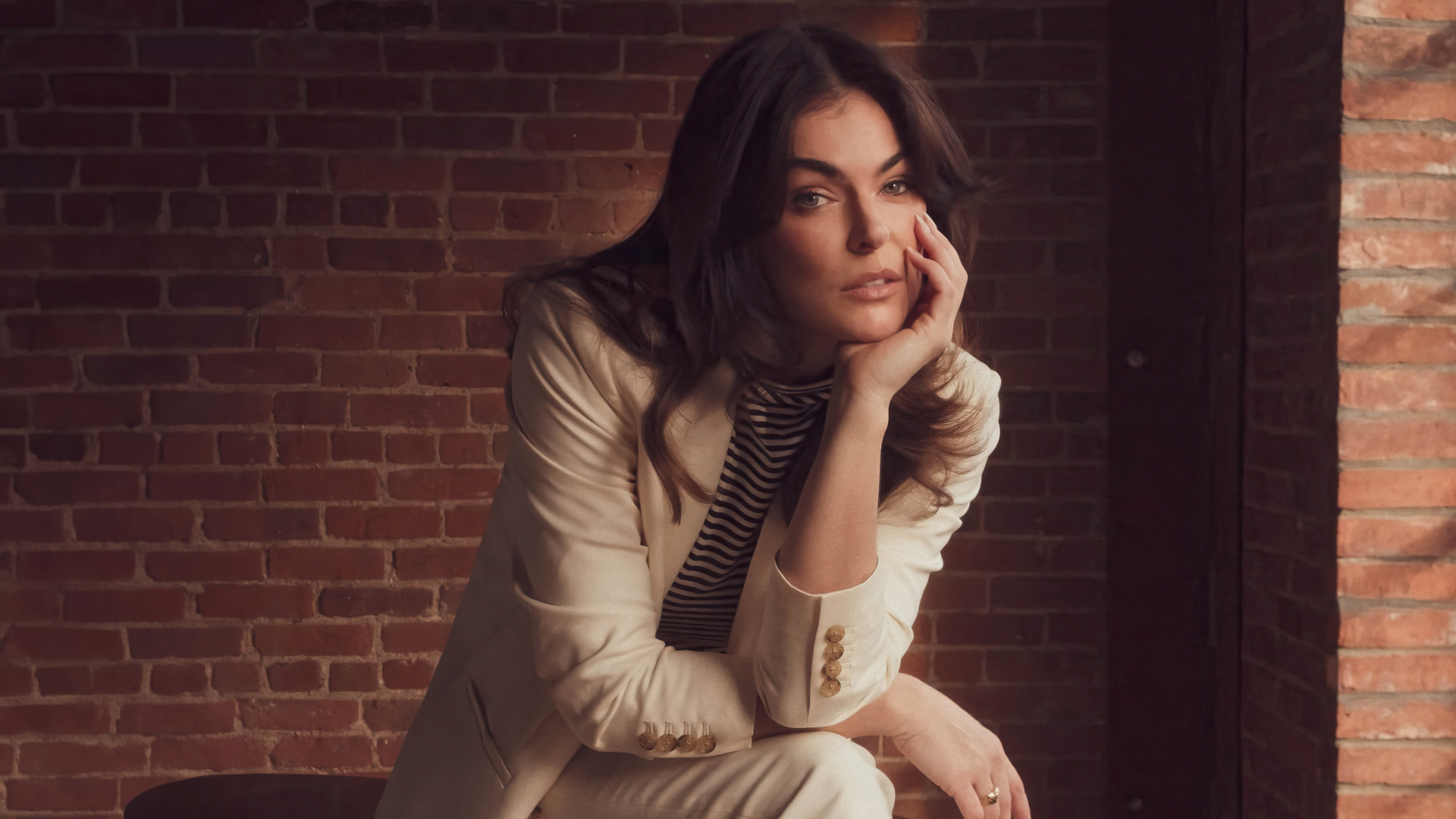 Канадская актриса Серинда Суон в белом костюме