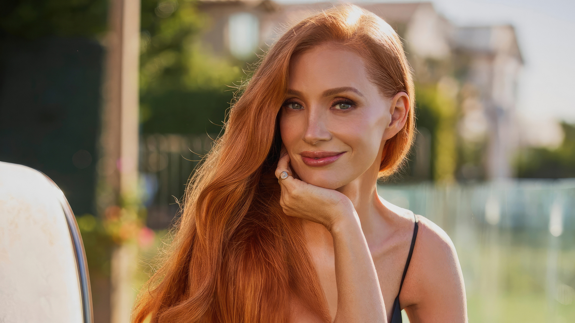 Милая голубоглазая рыжеволосая девушка актриса Джессика Честейн