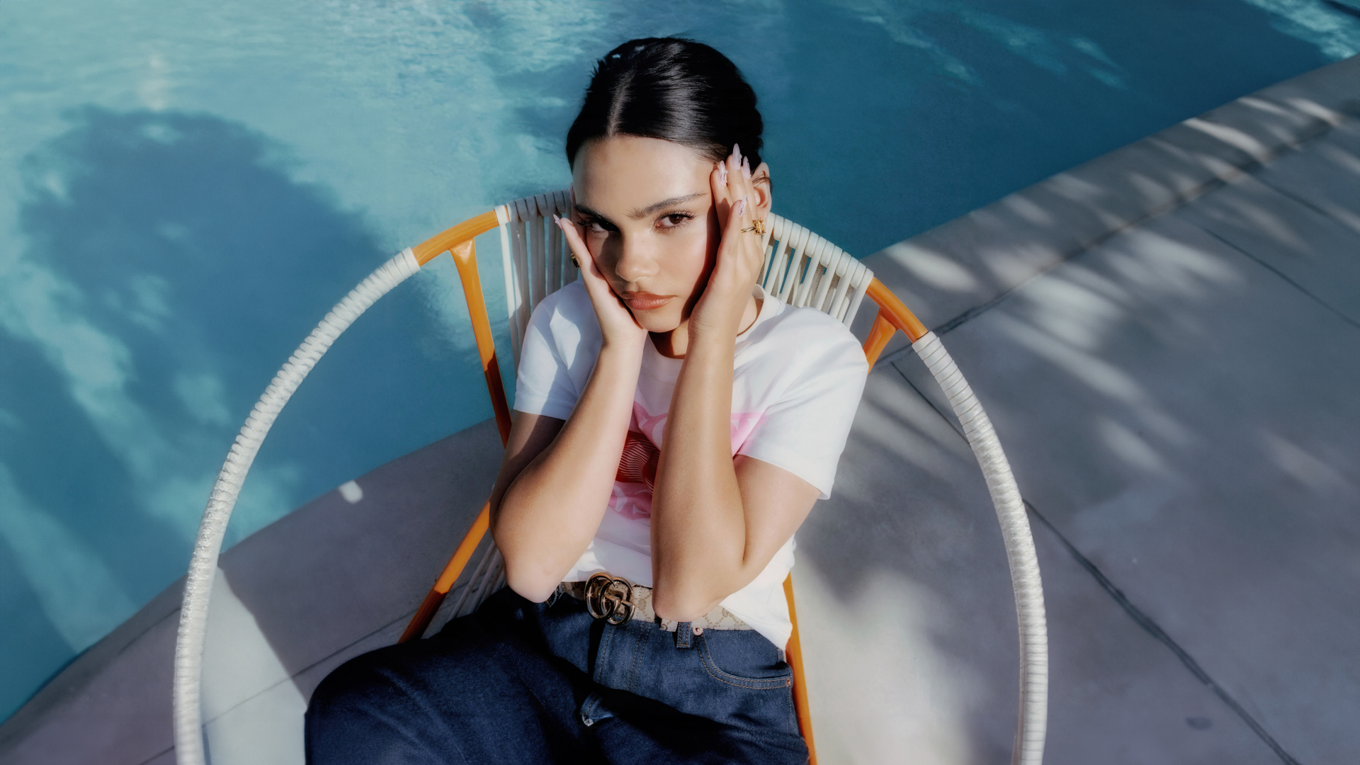 Милая девушка Ариана Гринблатт на кресле у бассейна