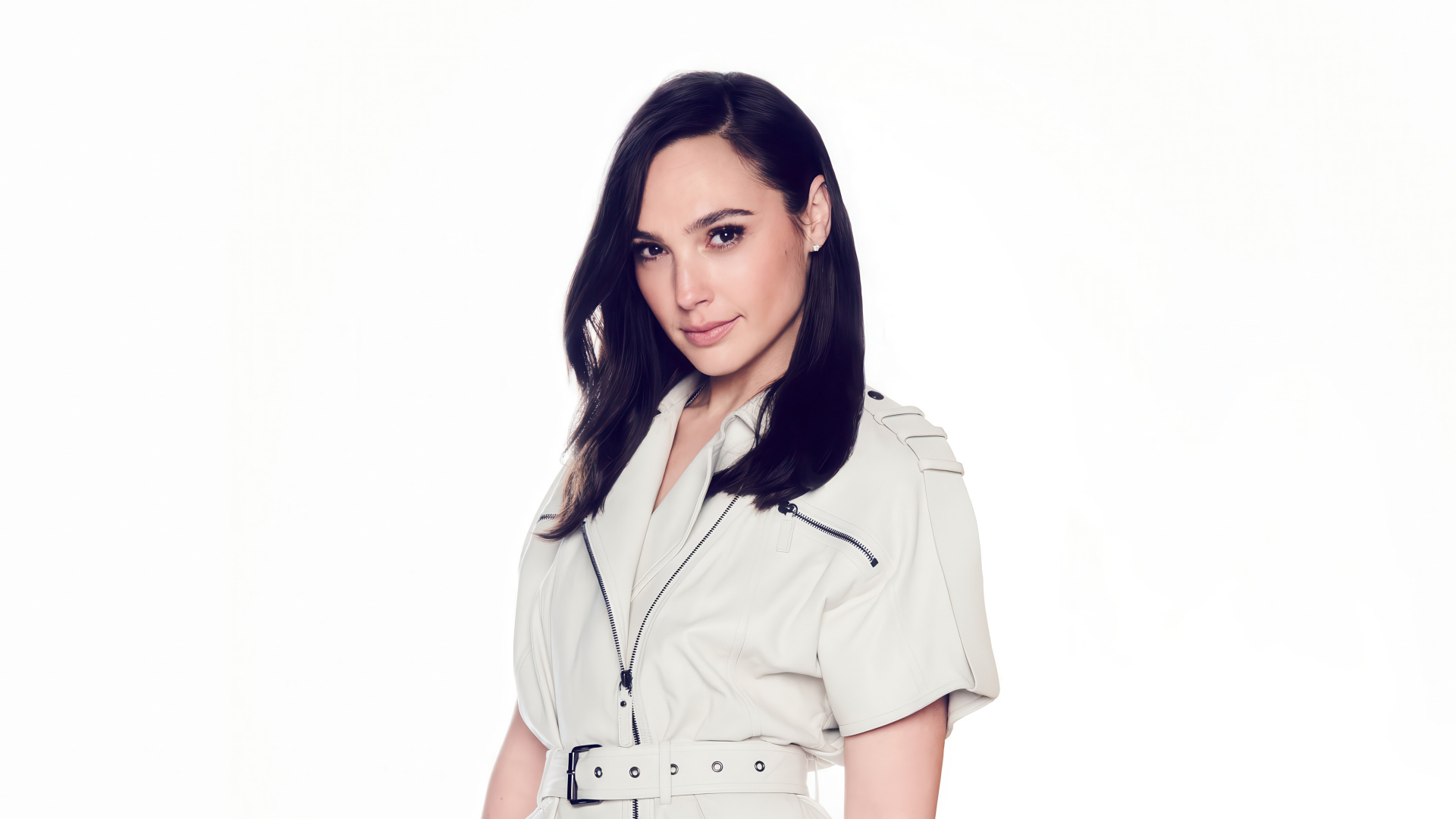 Милая улыбающаяся кареглазая актриса Галь Гадот на белом фоне