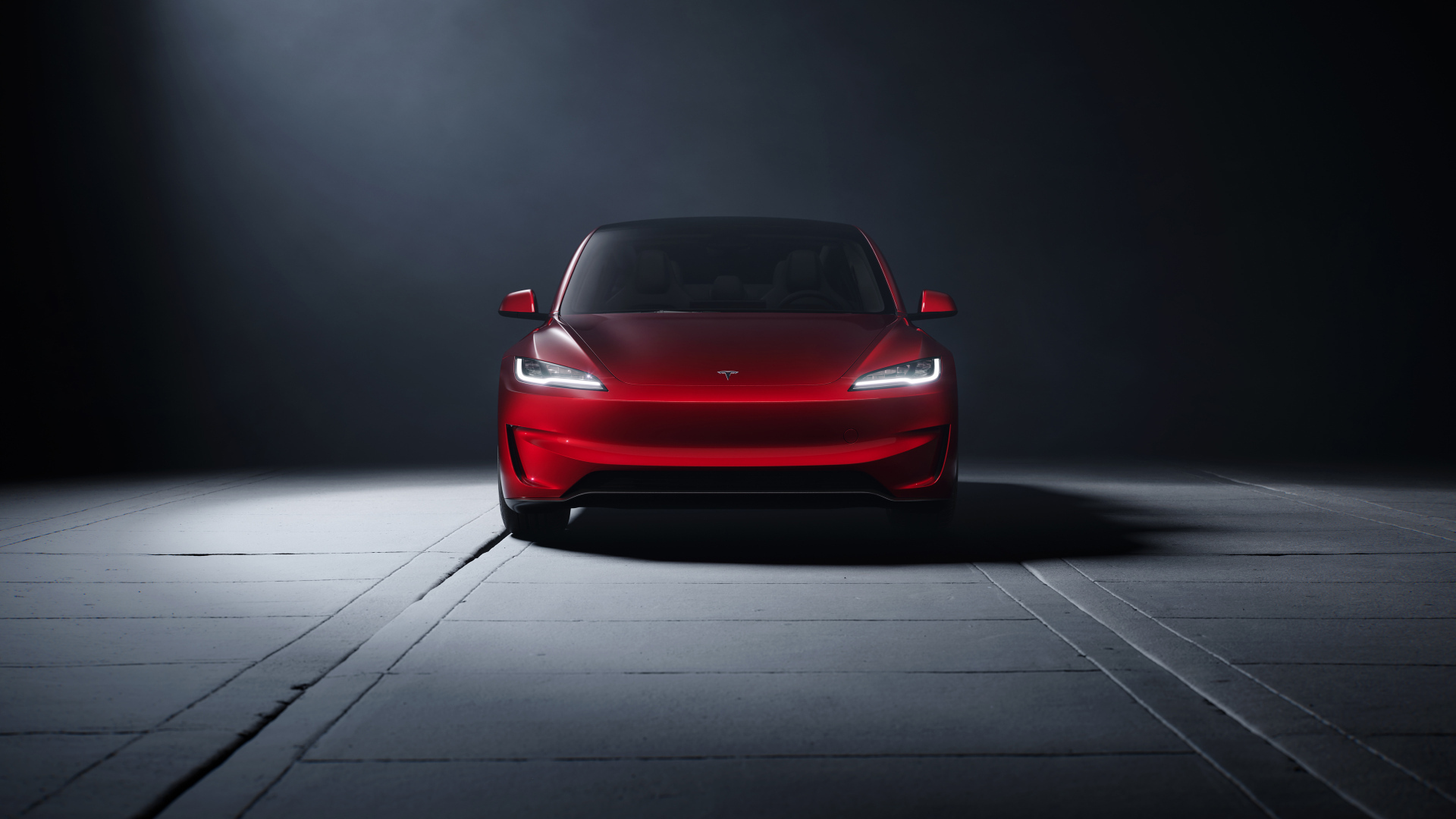 Вид спереди на красный автомобиль Tesla Model 3 Performance 2024 года