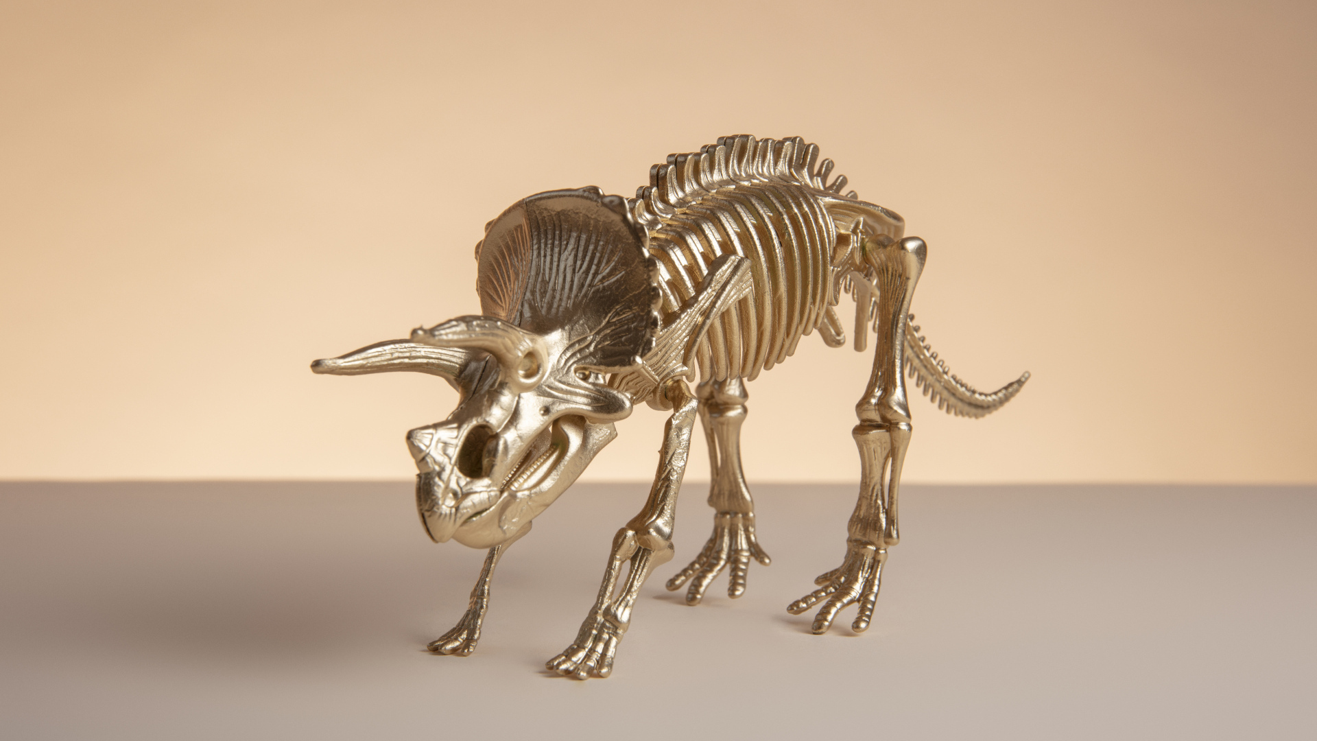 Золотой скелет динозавра на коричневом фоне