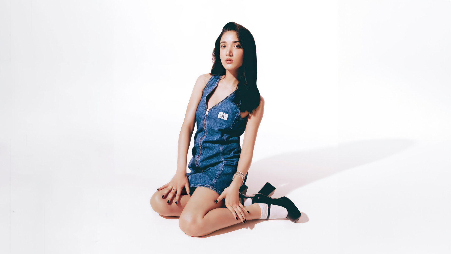 Индийская актриса Медха Шанкр на белом фоне