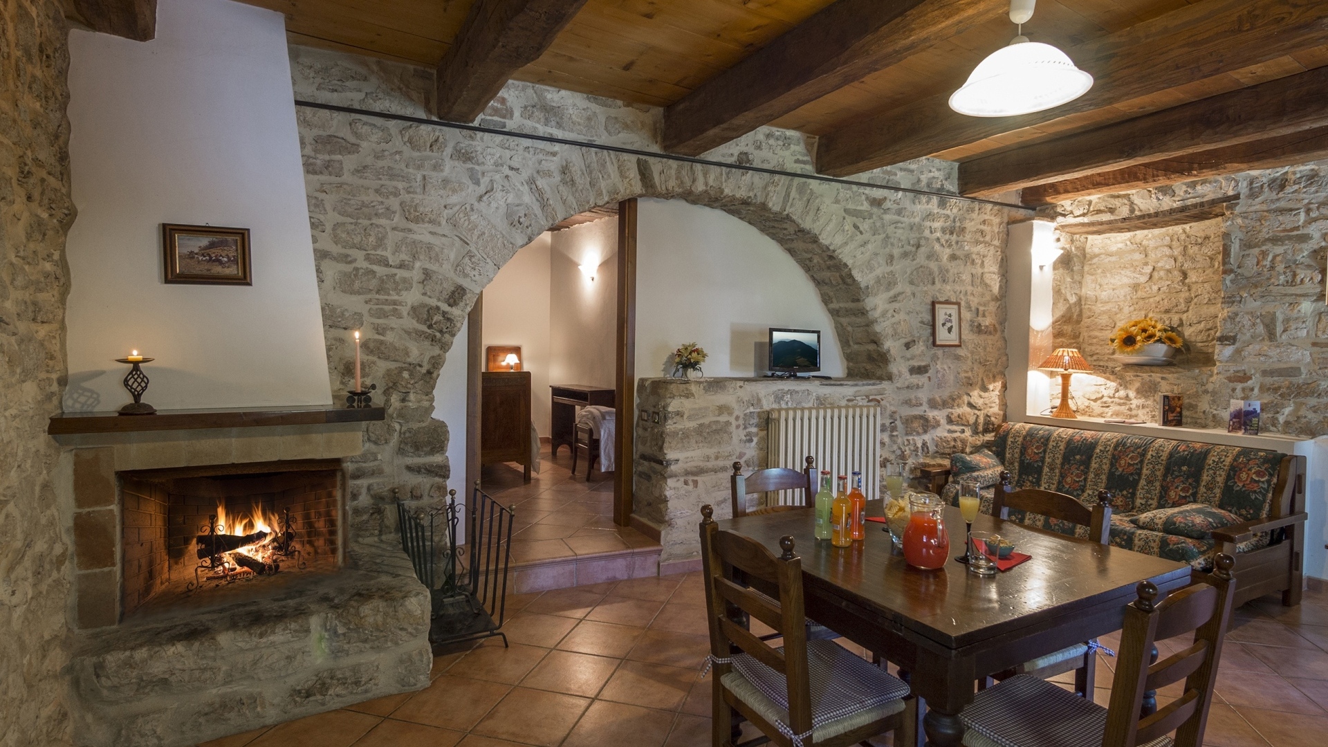 Гостиная в стиле лофт с камином