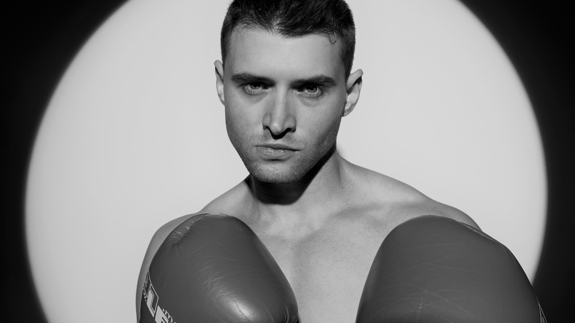 Мужчина боксер черно-белое фото