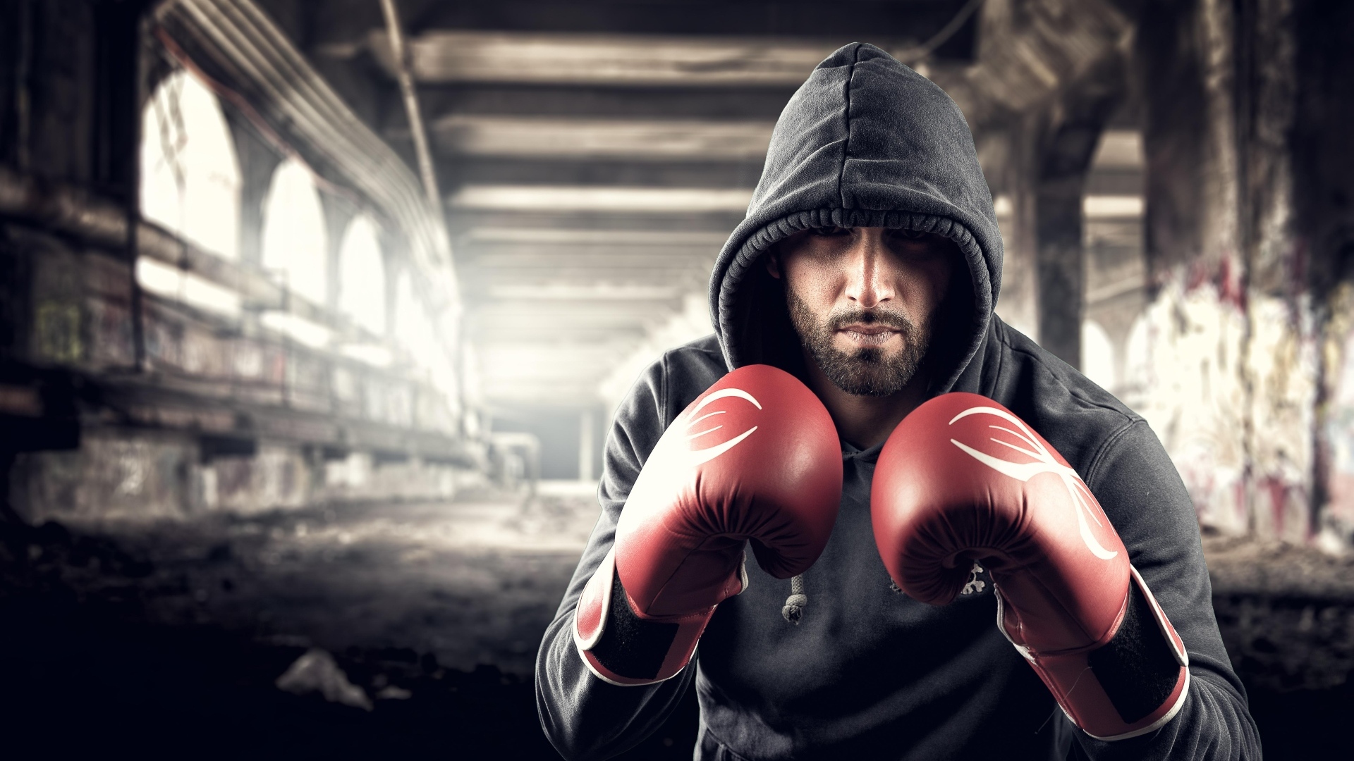 Мужчина с красных боксерских перчатках