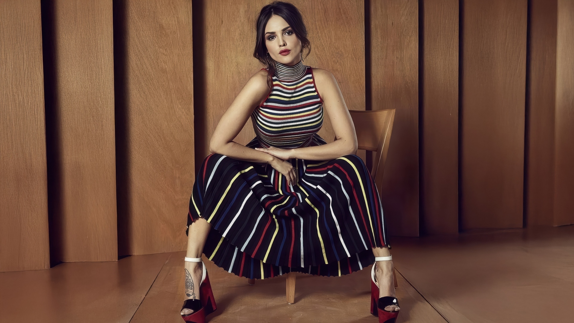 Мексиканская актриса Эйса Гонсалес в юбке сидит на стуле