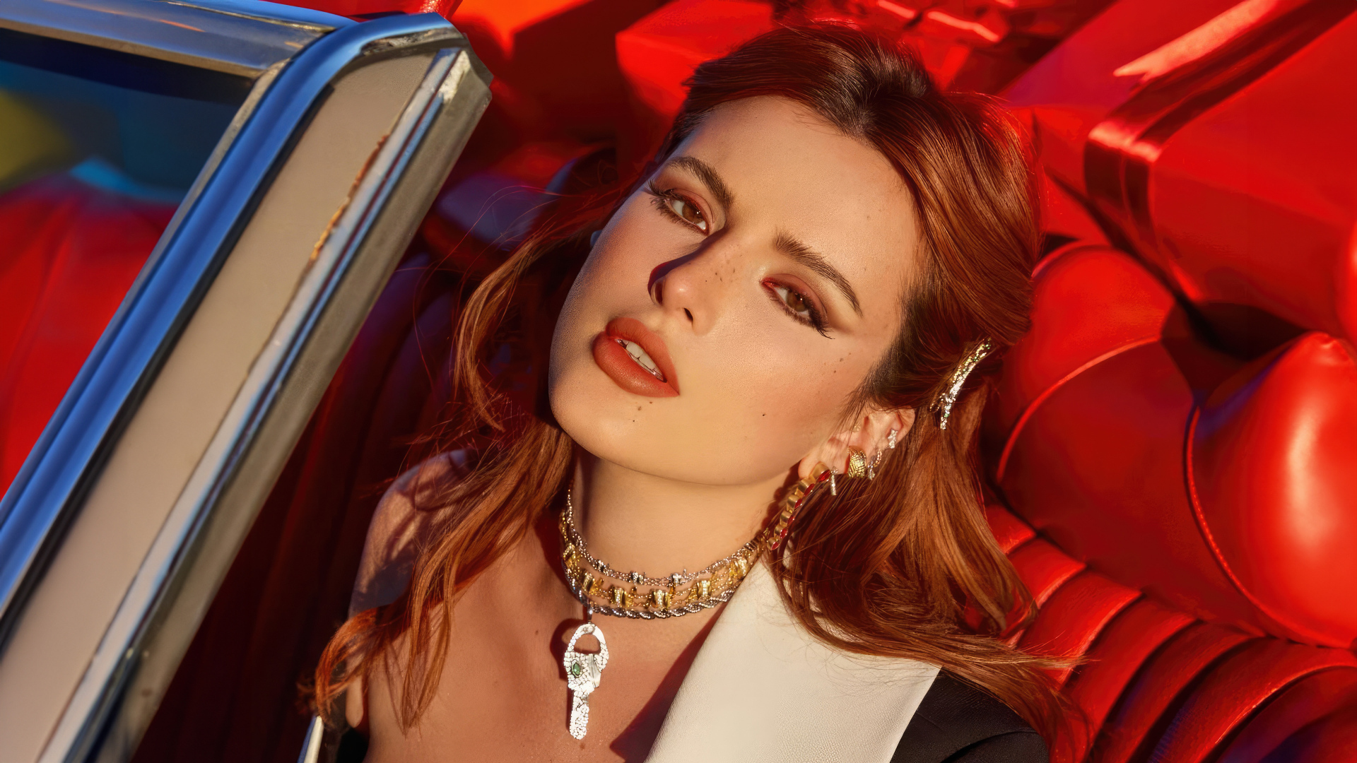 Рыжеволосая актриса Белла Торн в красной машине