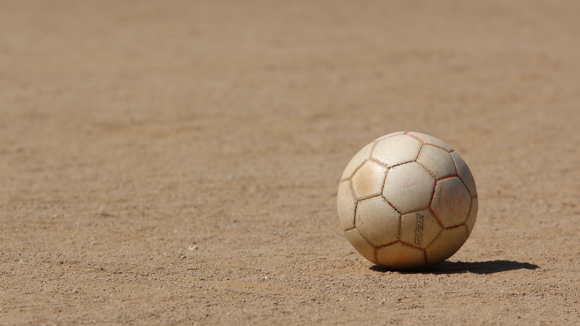 Футбольный мяч на песке 