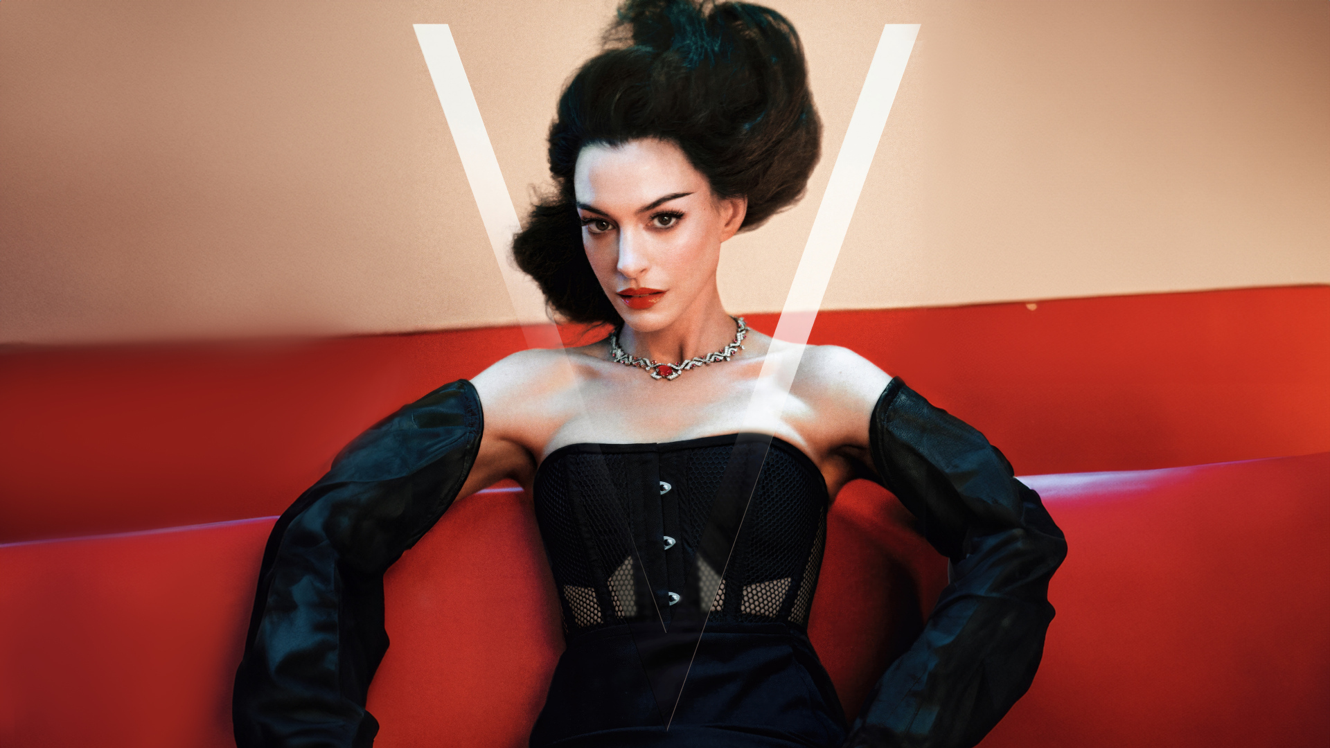 Эффектная актриса Энн Хэтэуэй в черном наряде на диване