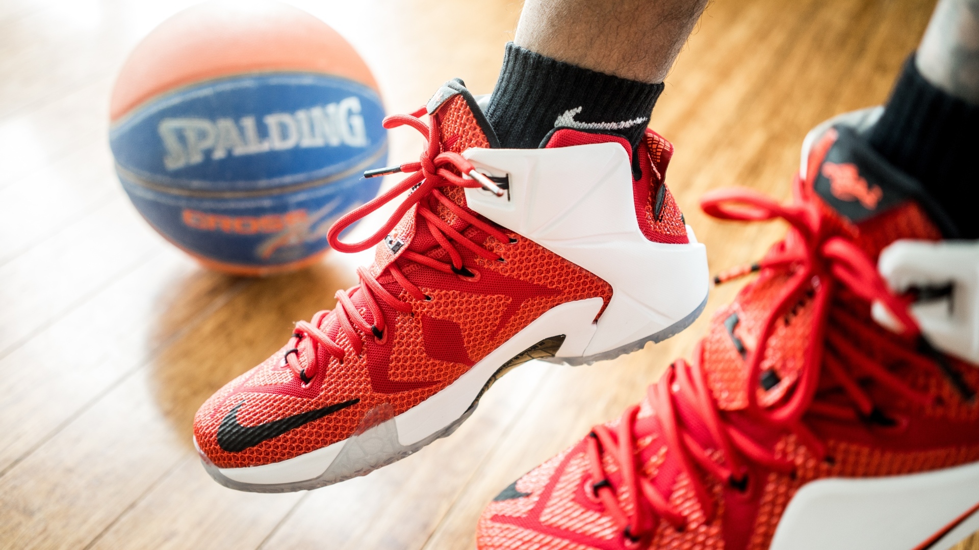 Спортивные кроссовки с мячом 