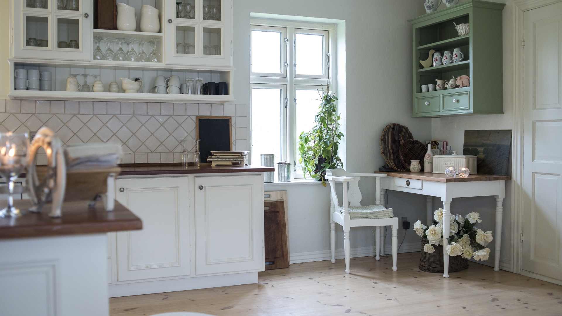 Белый кухонный гарнитур в комнате