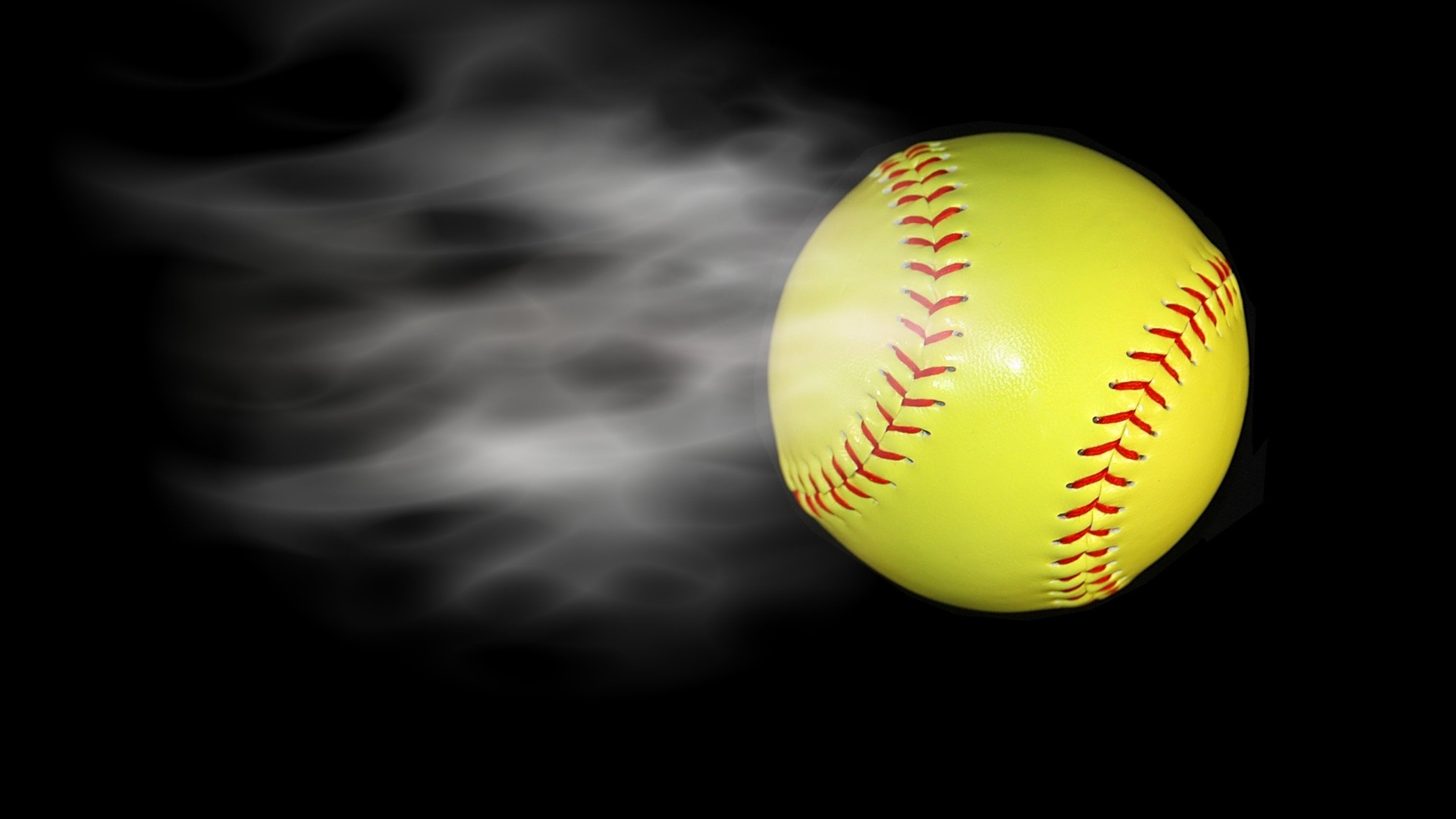 Желтый бейсбольный мяч с дымом на черном фоне