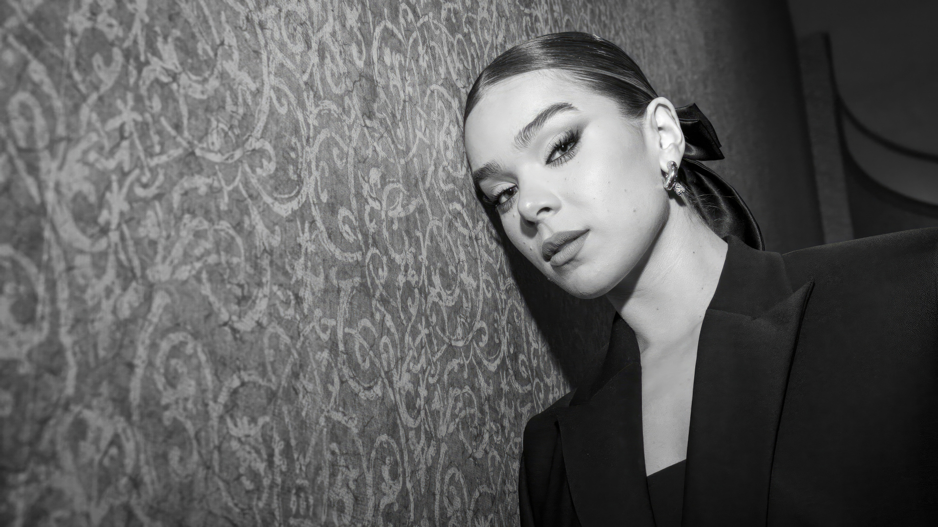 Молодая американская актриса Хейли Стейнфилд у стены