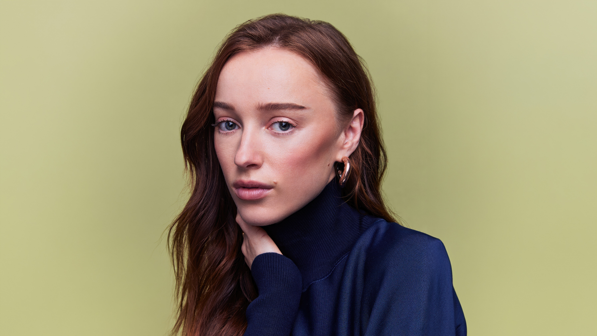 Молодая британская актриса Фиби Дайневор