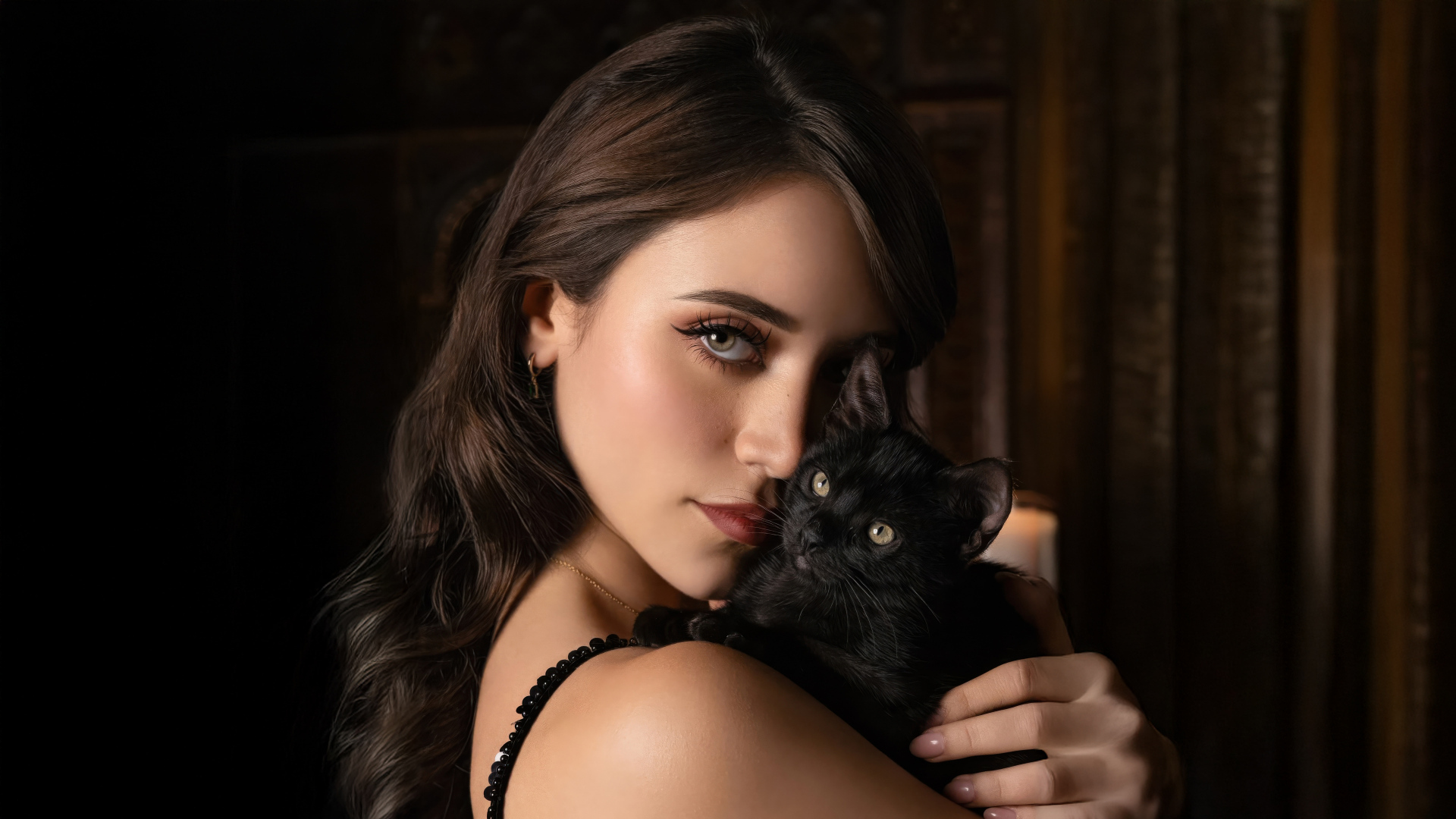 Молодая актриса Кэйли Кауэн с черным котенком