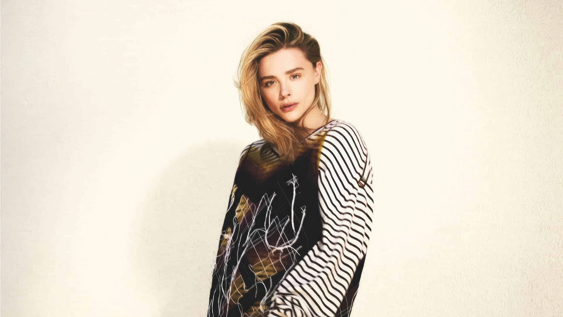 Молодая девушка блондинка актриса Хлоя Грейс Морец