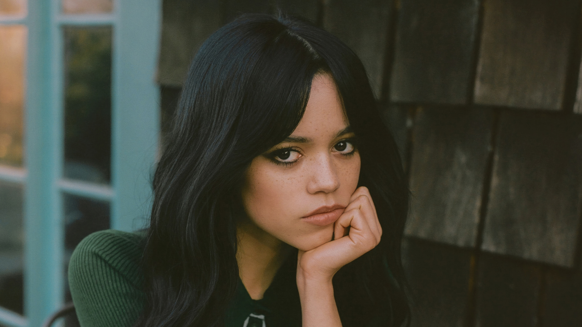 Молодая кареглазая девушка актриса Дженна Ортега