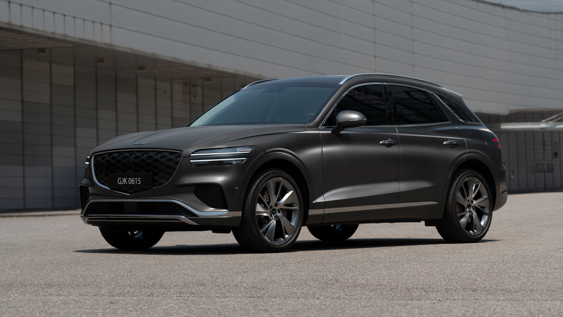 Серый автомобиль Genesis GV70 2024 года