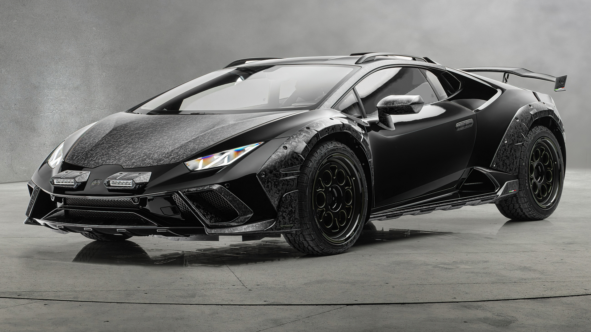 Быстрый черный автомобиль Mansory Lamborghini Huracán Sterrato 2024 года