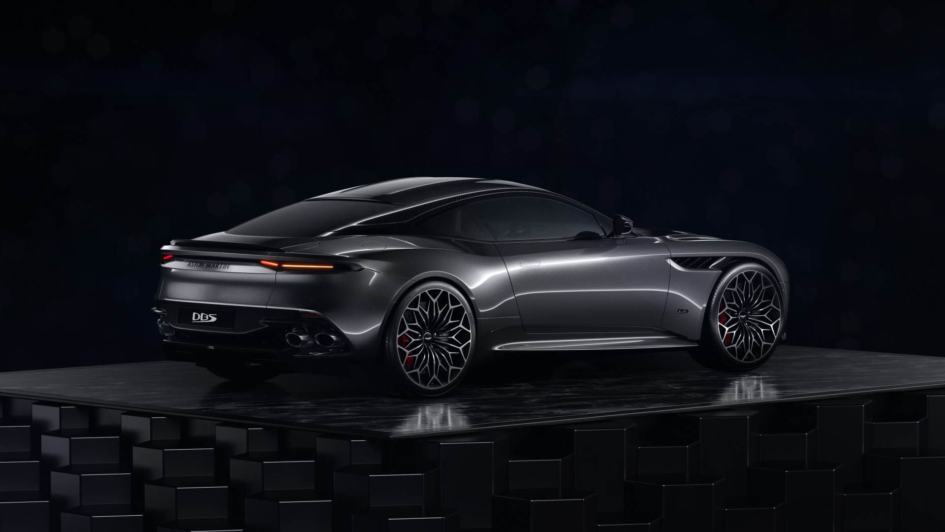 Вид сзади на автомобиль Aston Martin DBS Superleggera