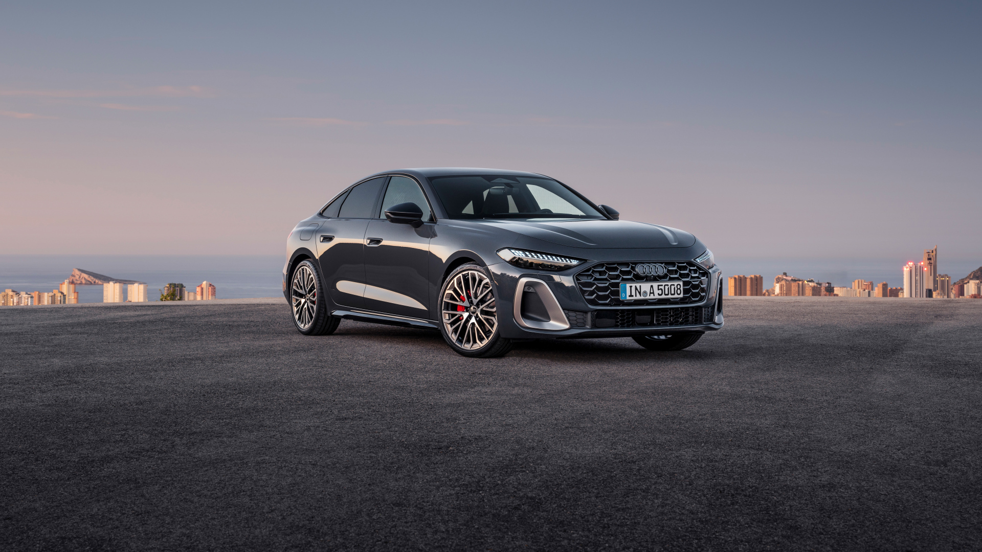 Автомобиль Audi A5 TFSI quattro S line 2024 года на фоне океана