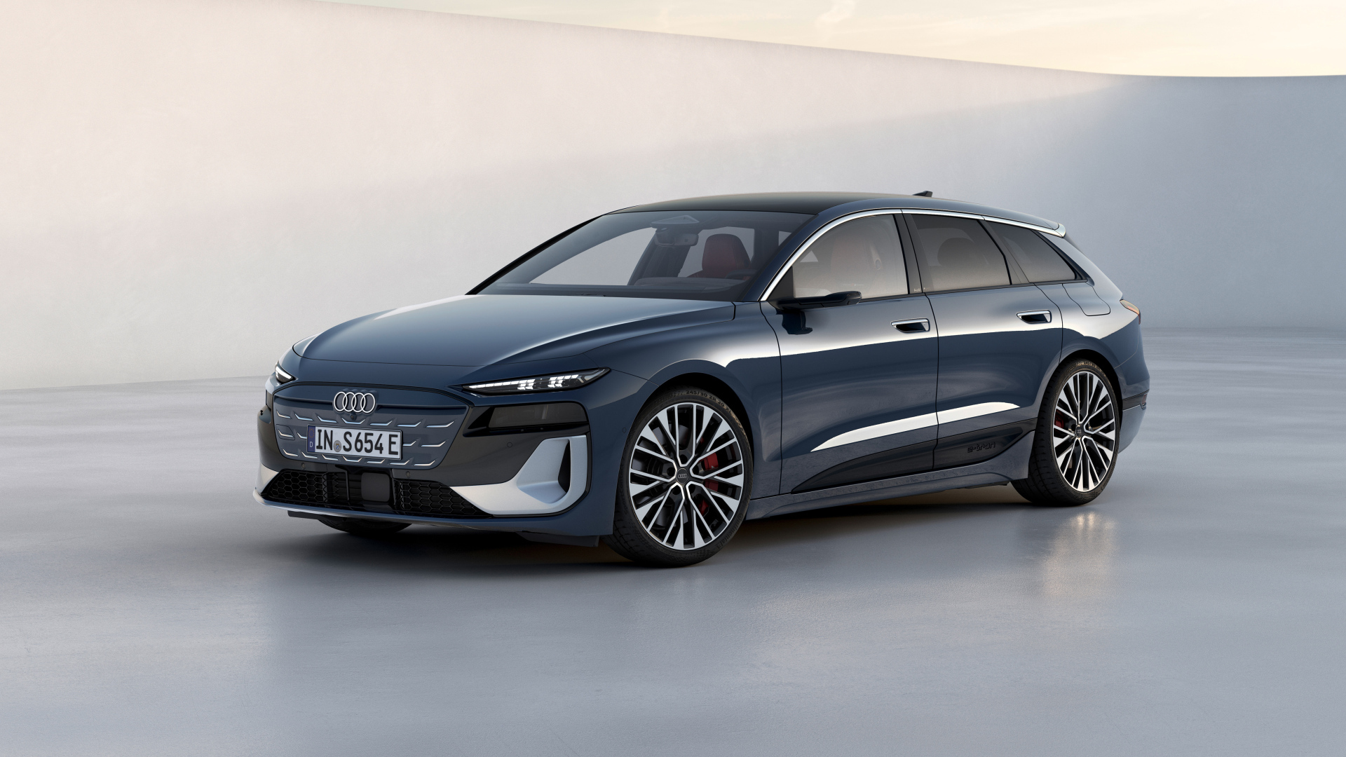 Автомобиль Audi S6 Avant e-tron 2024 года вид спереди