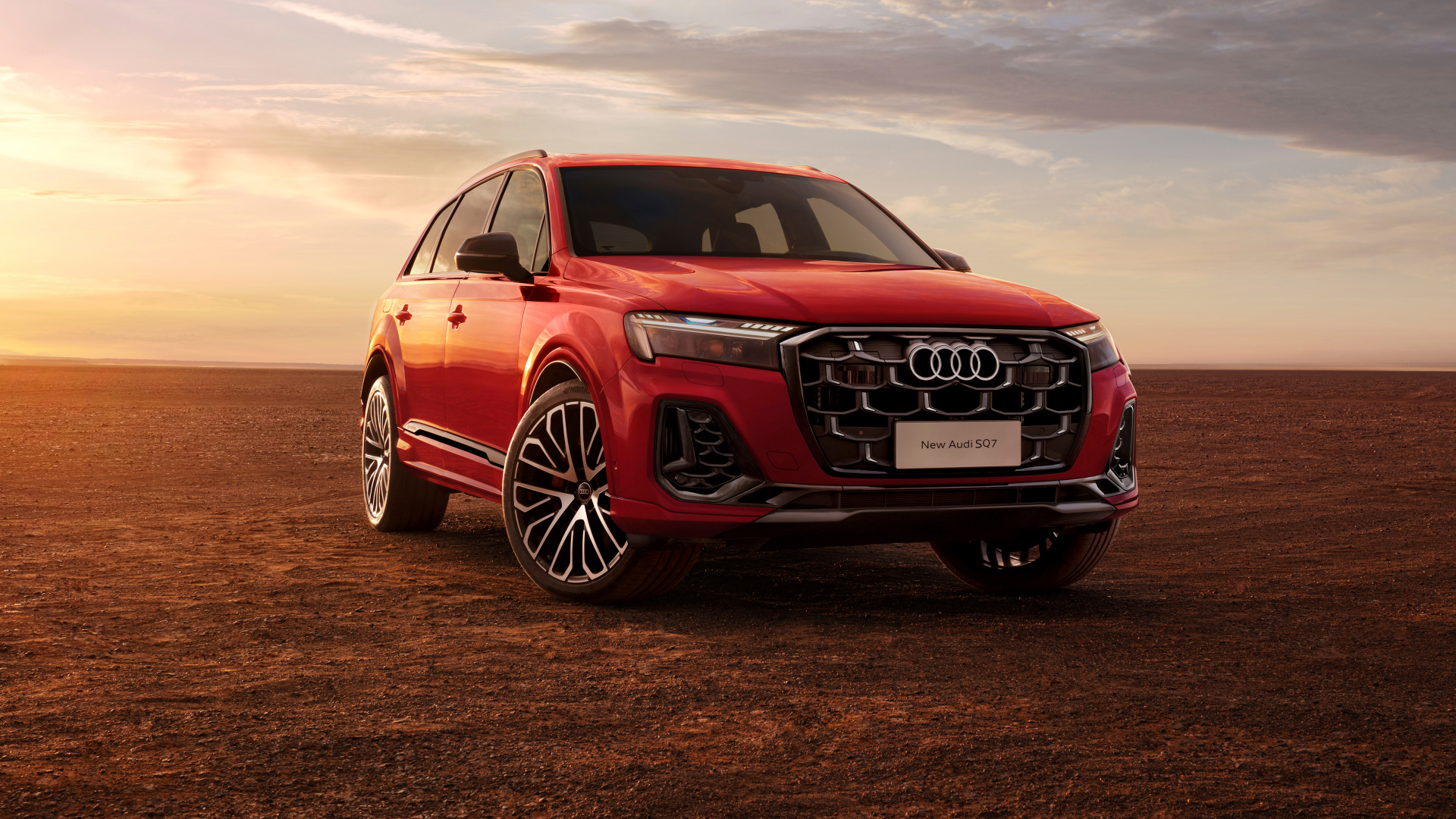 Красный Audi SQ7 TFSI 2024 года на фоне неба