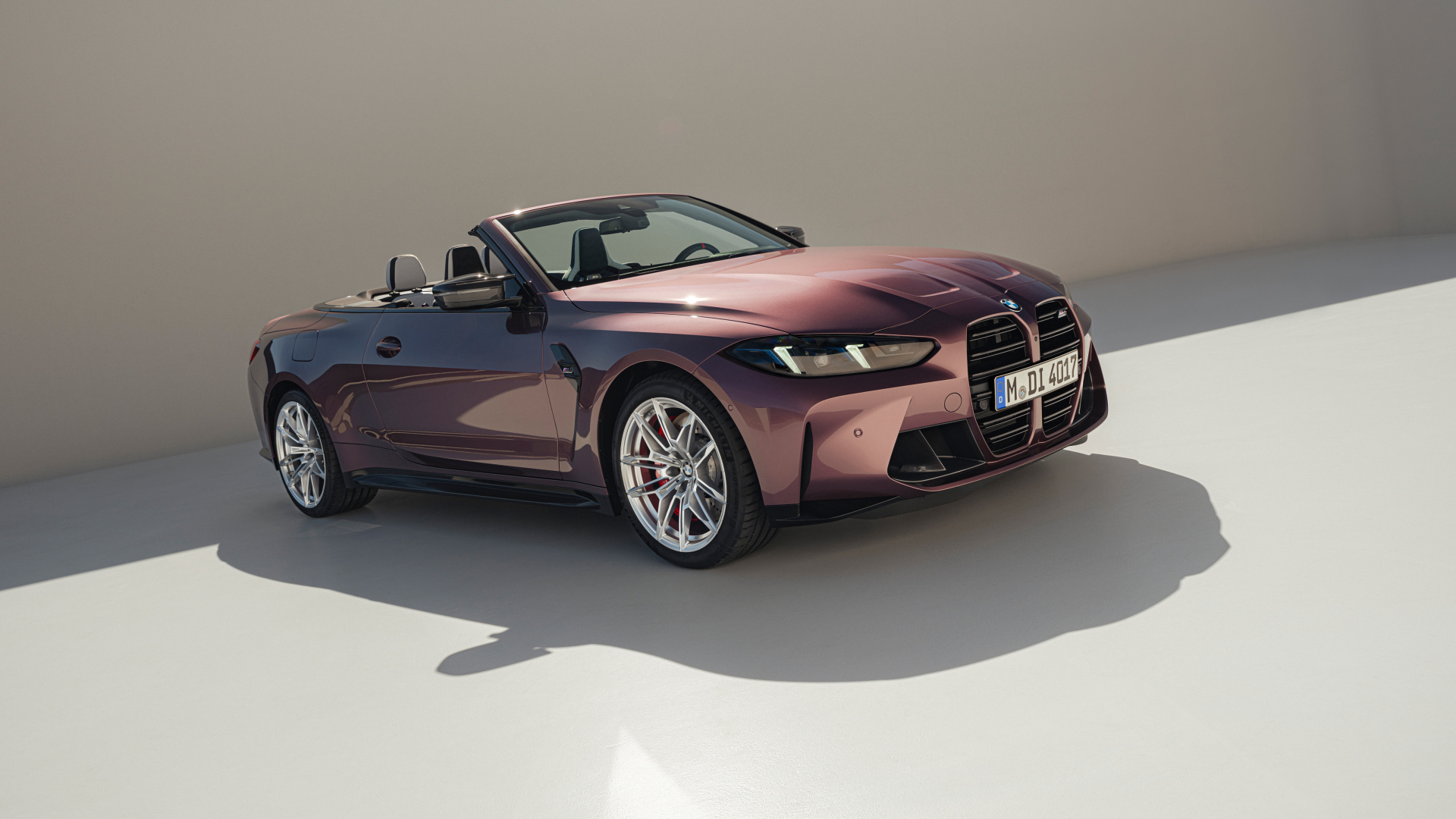 Быстрый стильный автомобиль BMW M4 Competition M xDrive Cabrio 2024 года