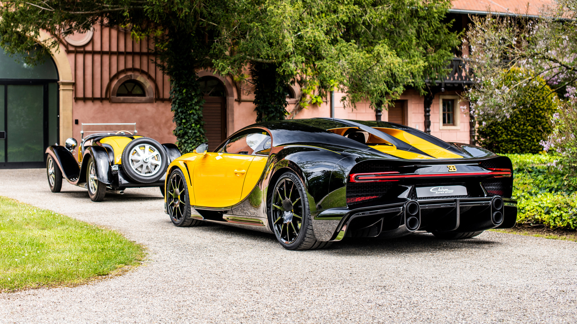 Вид сзади на спорткар Bugatti Type 55 Roadster Bugatti Chiron Super Sport 55 One Of One