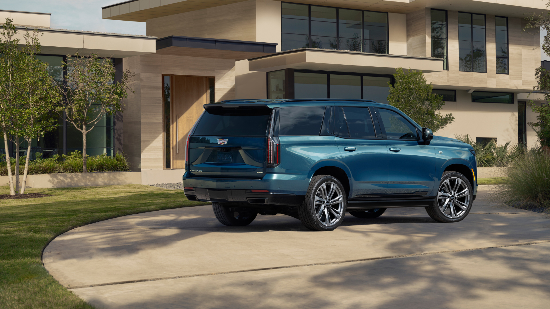 Синий внедорожник Cadillac Escalade 2025 года вид сзади