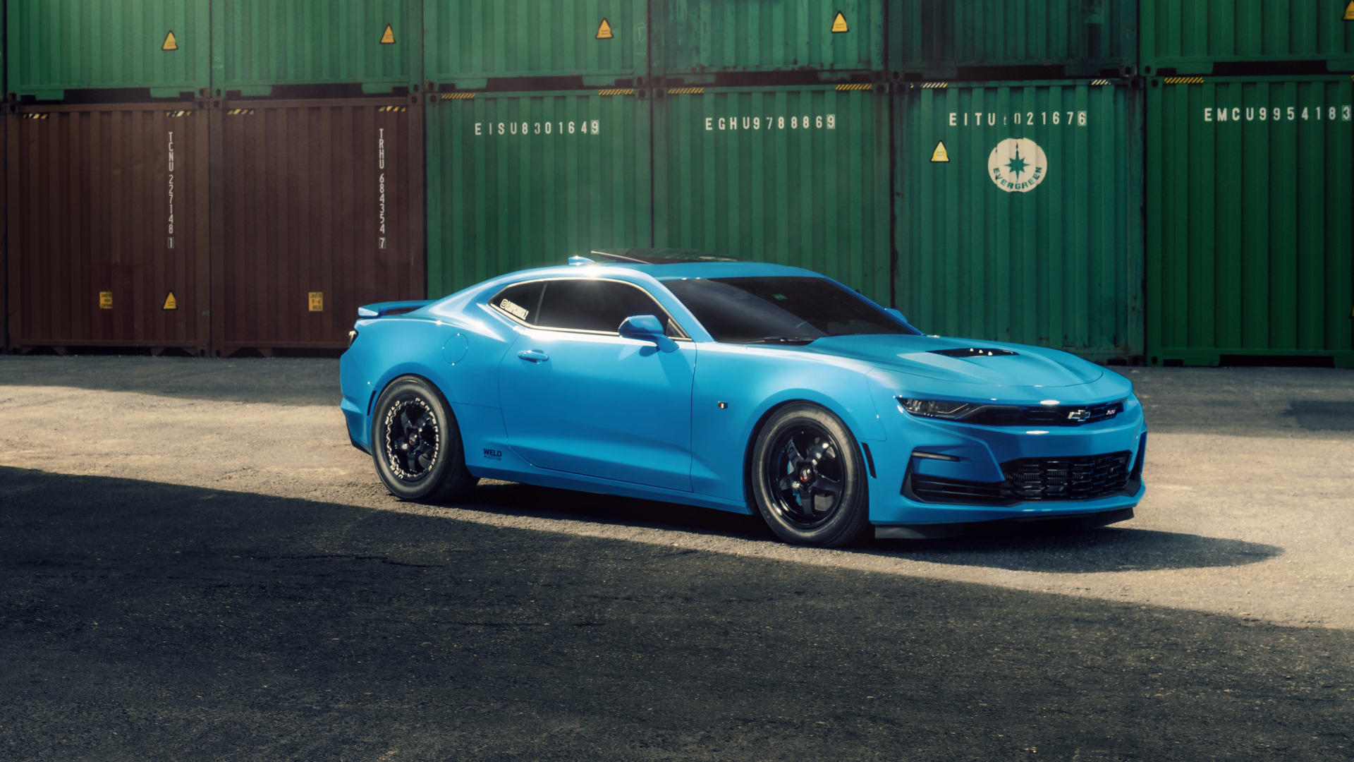 Автомобиль Chevy Camaro голубого цвета