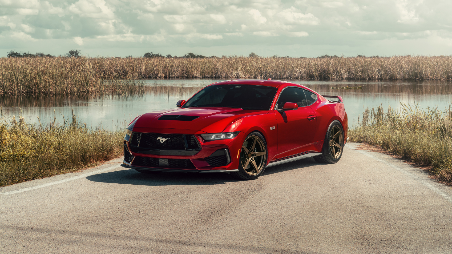 Красный Ford Mustang S650 у воды