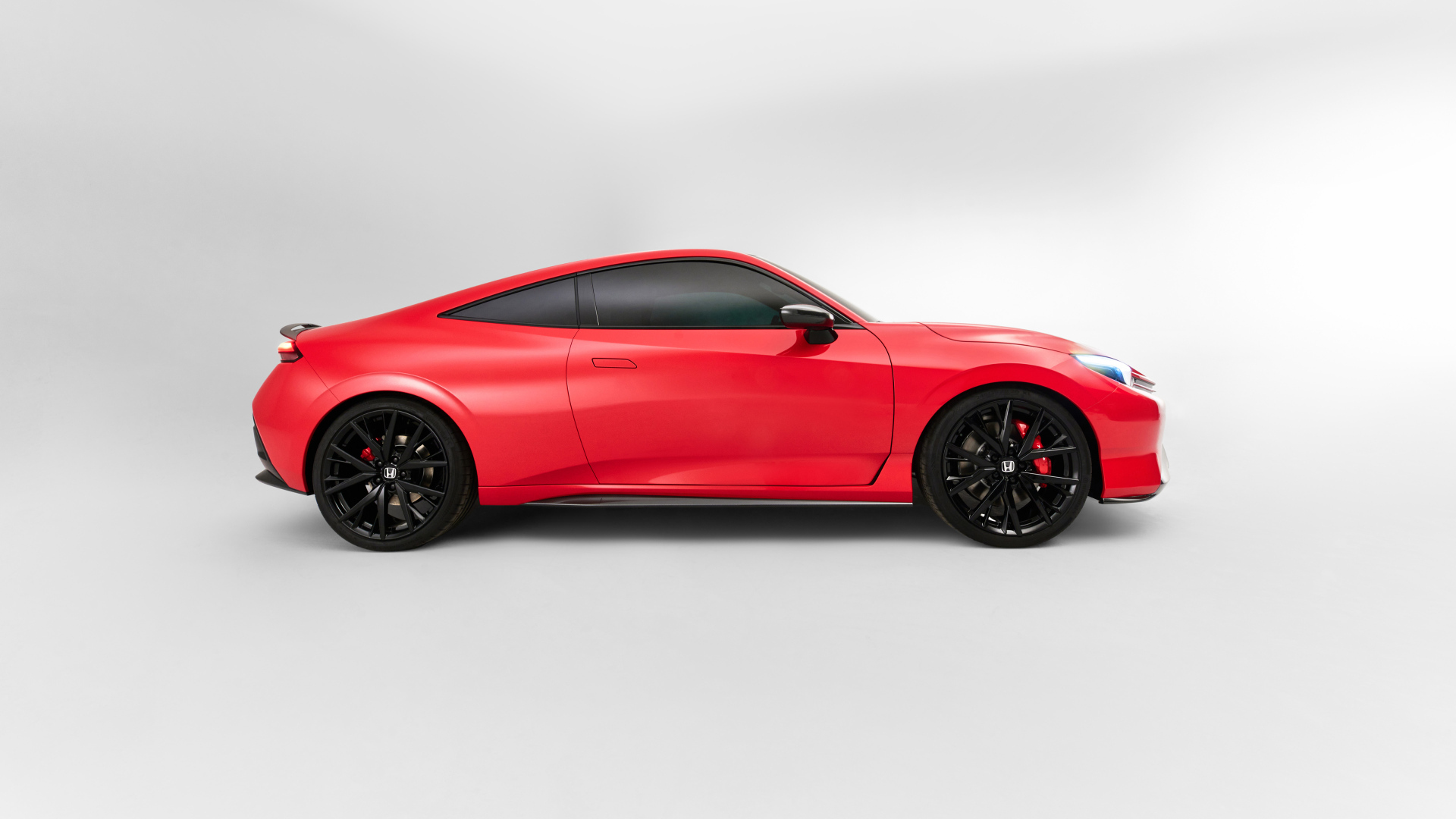 Вид сбоку на красный автомобиль Honda Prelude Concept 2024 года