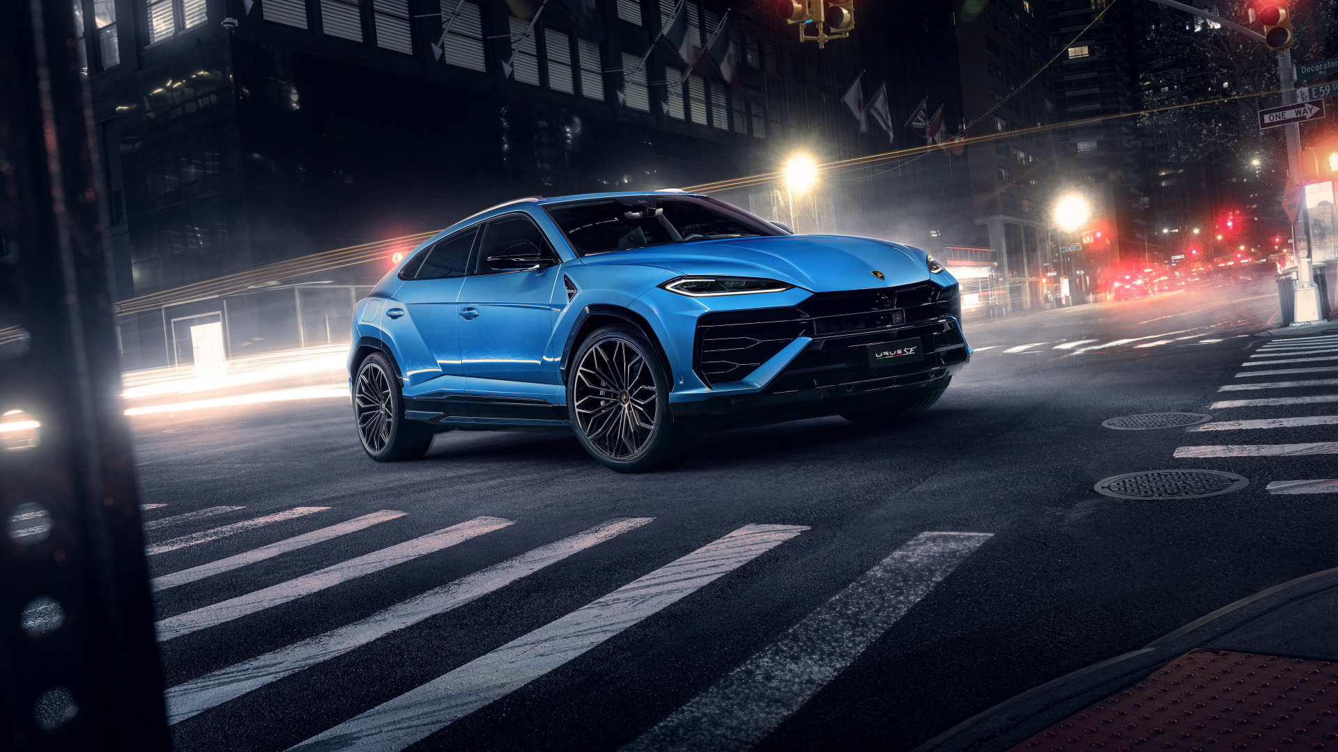 Автомобиль Lamborghini Urus SE 2024 года на улице ночью