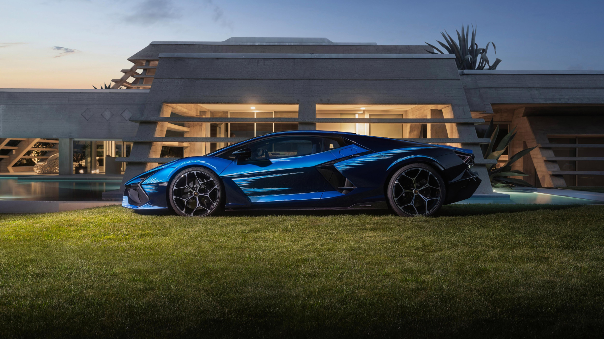 Вид сбоку на синий спорткар Lamborghini Revuelto Opera Unica 2024 года