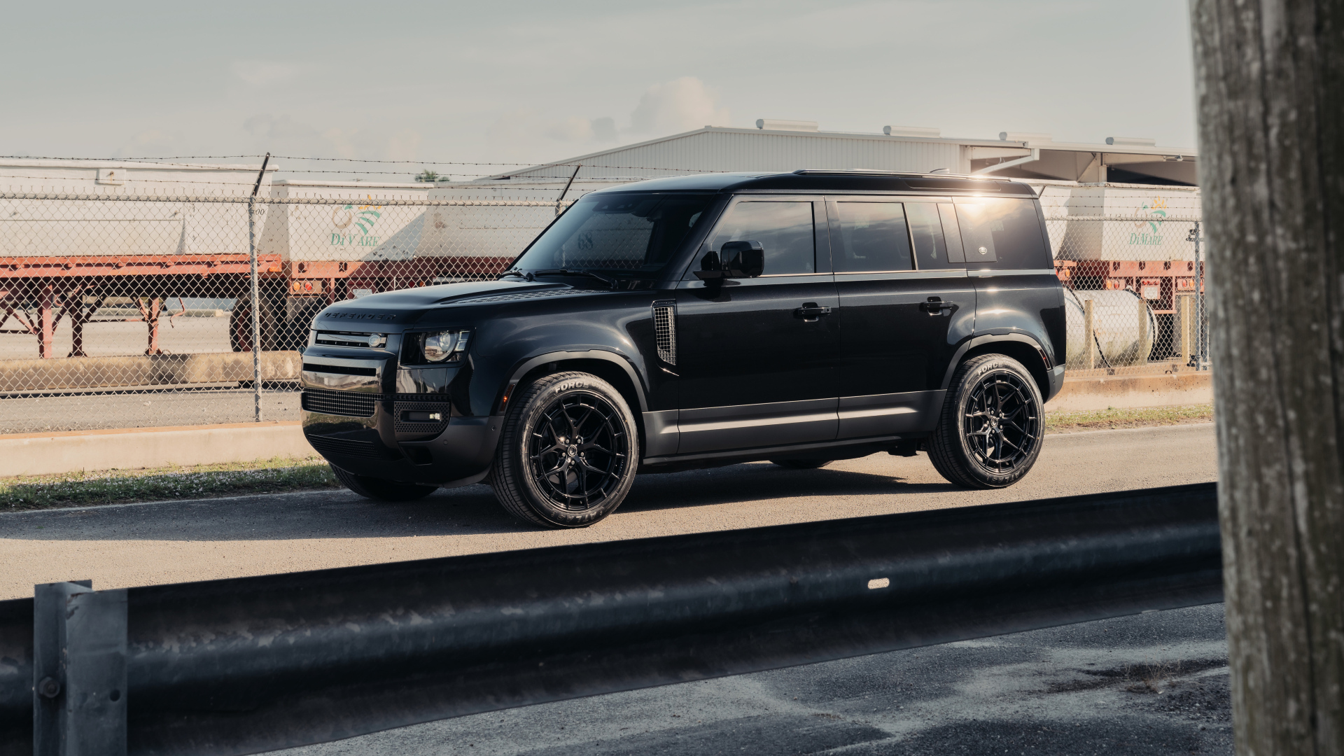 Большой черный Land Rover Defender