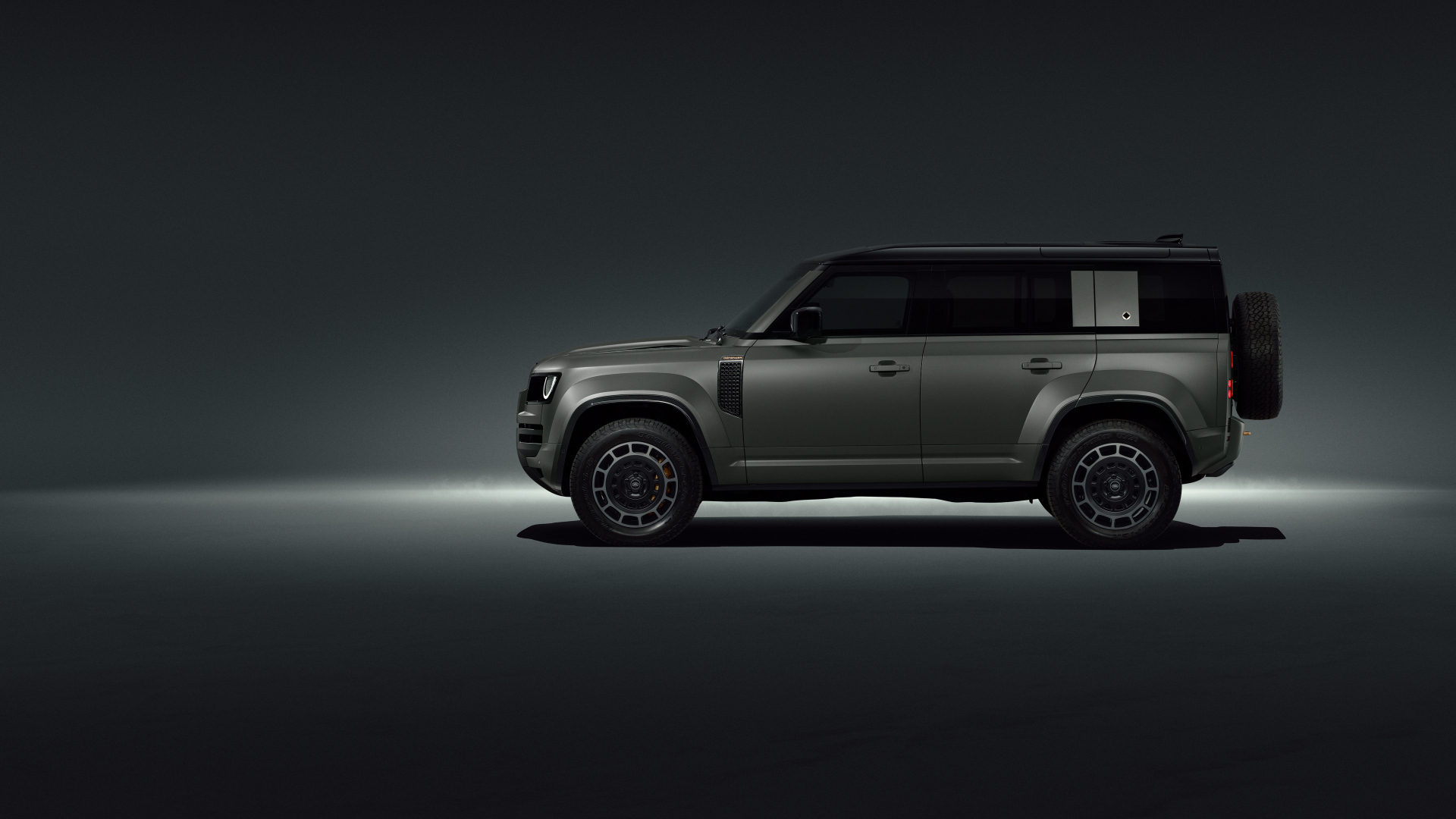Вид сбоку на автомобиль Land Rover Defender OCTA Edition One