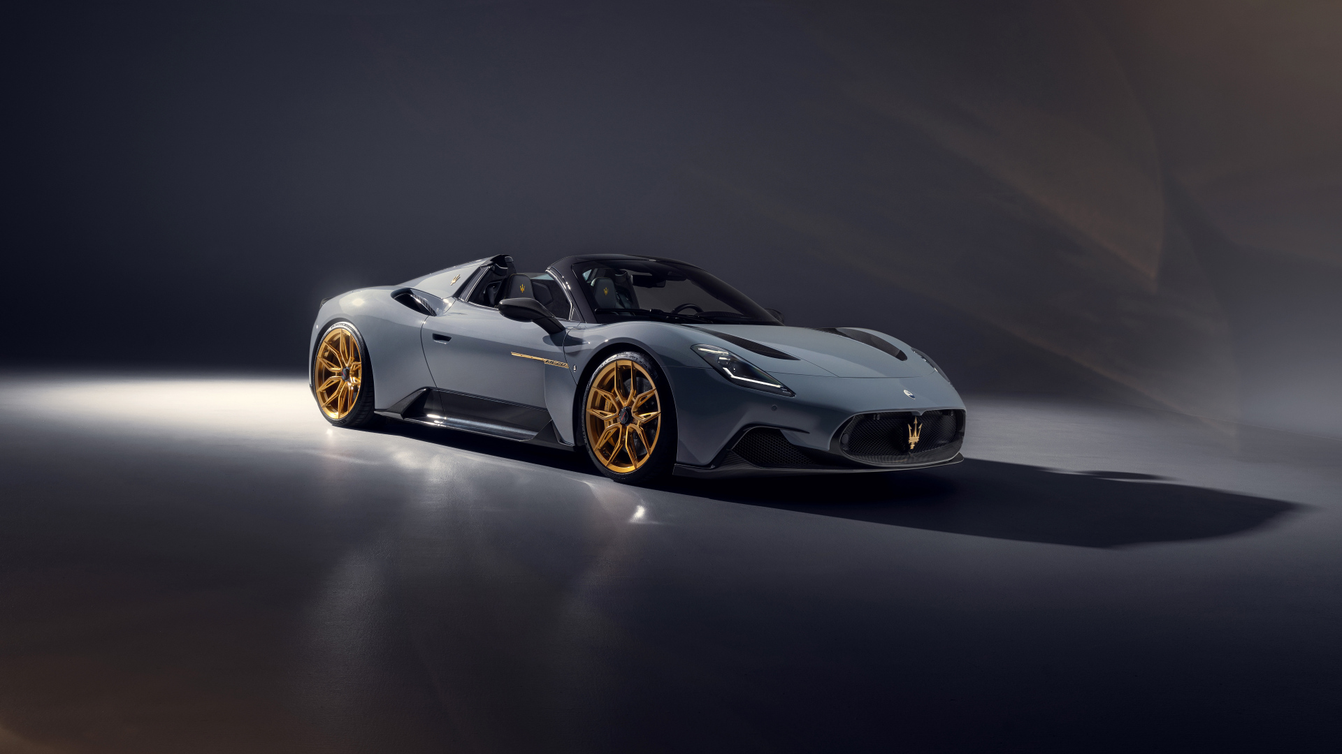 Автомобиль Novitec Maserati MC20 Cielo 2024 года на сером фоне