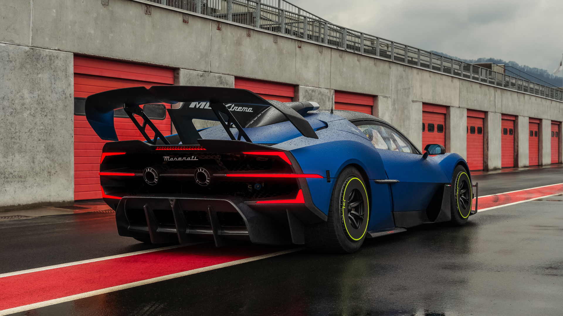 Вид сзади на автомобиль Maserati MCXtrema