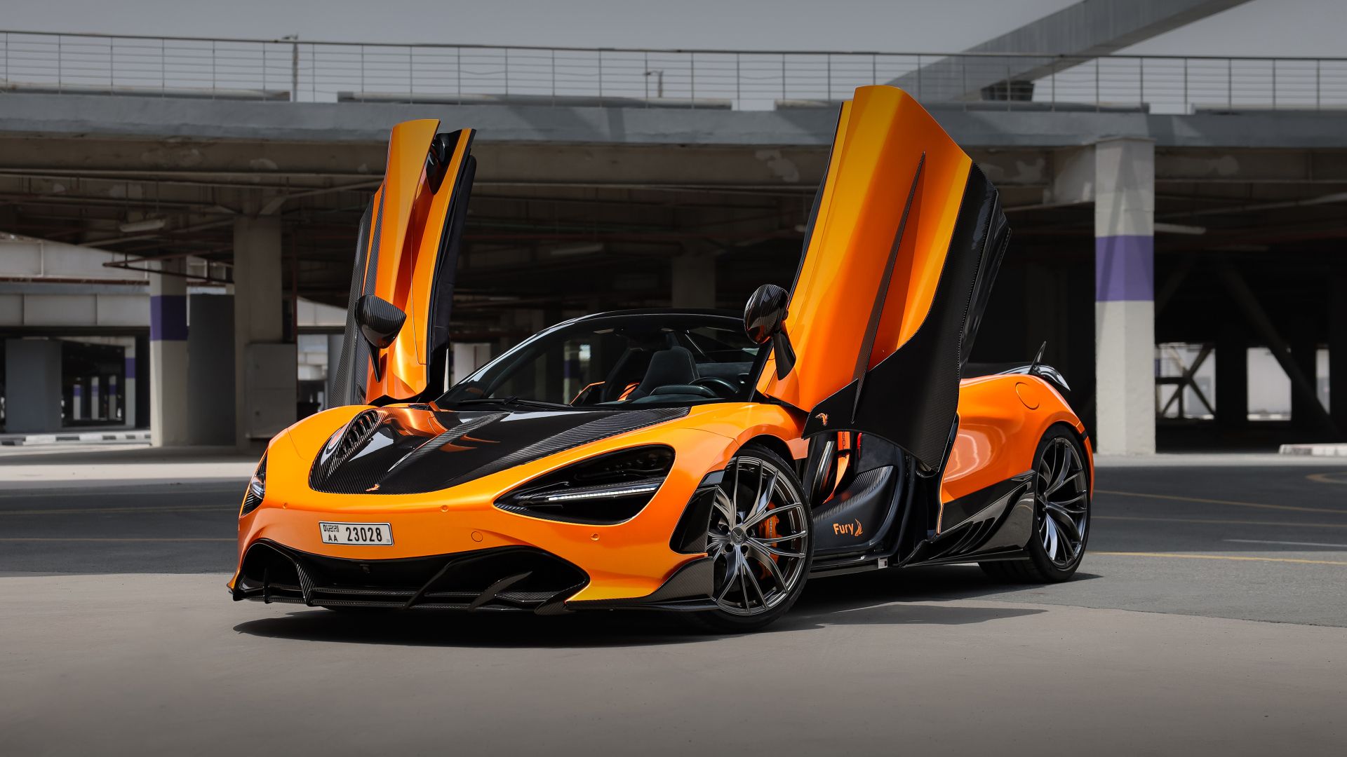 Оранжевый спорткар TopCar McLaren 720S Spider Fury с открытыми дверями
