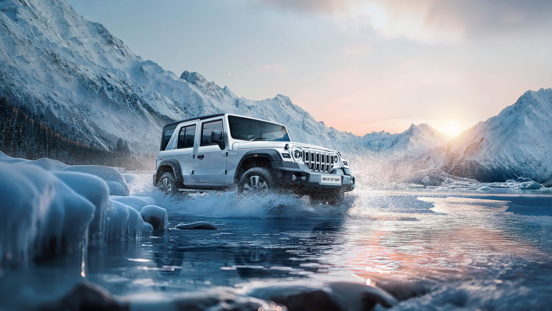 Внедорожник Mahindra Thar Roxx 2024 года едет по ледяной реке