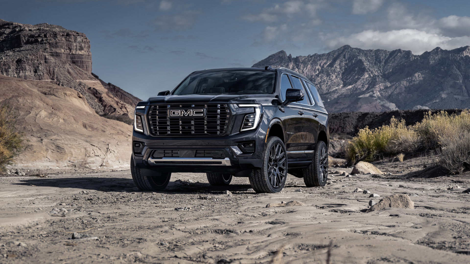 Большой внедорожник GMC Yukon Denali Ultimate 2025 года в горах